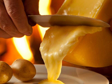 Foto:27-313445-location-appareil-raclette-traditionnel-breziere-quart-de-roue.jpg